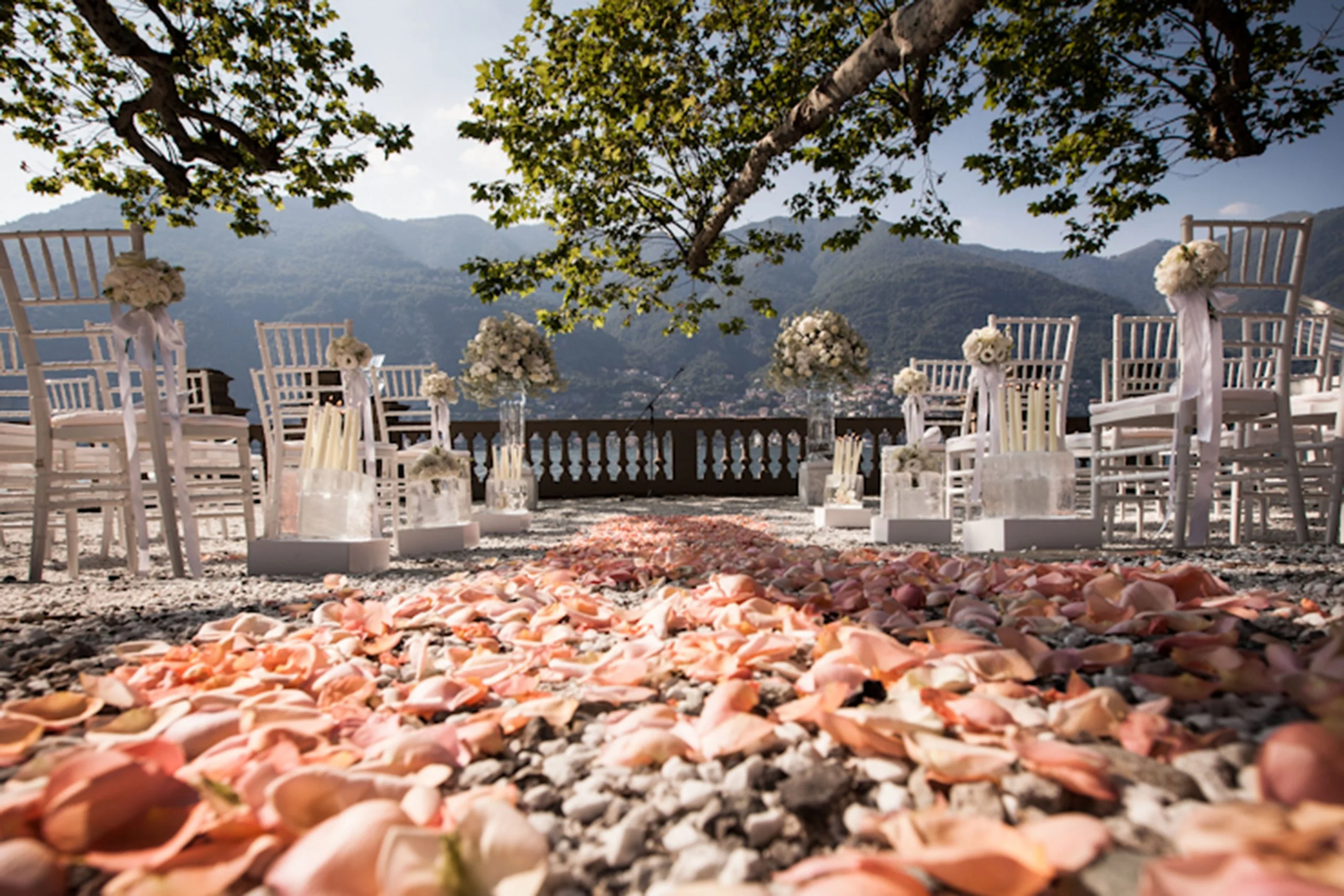Uno splendido matrimonio russo sul lago