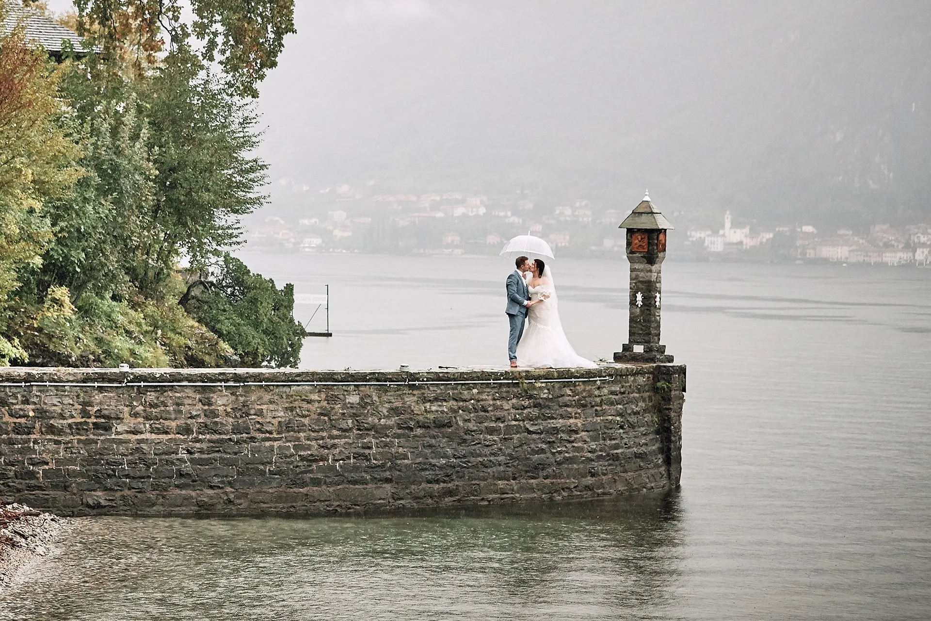 Incantevole matrimonio sotto la pioggia