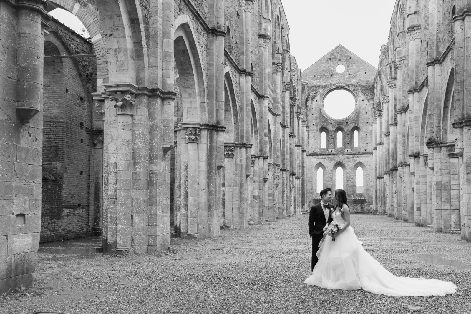 Enchanting wedding in the beautiful Abbey of San Galgano